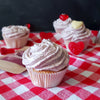 Valentinstags-Cupcakes mit weißer Schokolade und Cranberry